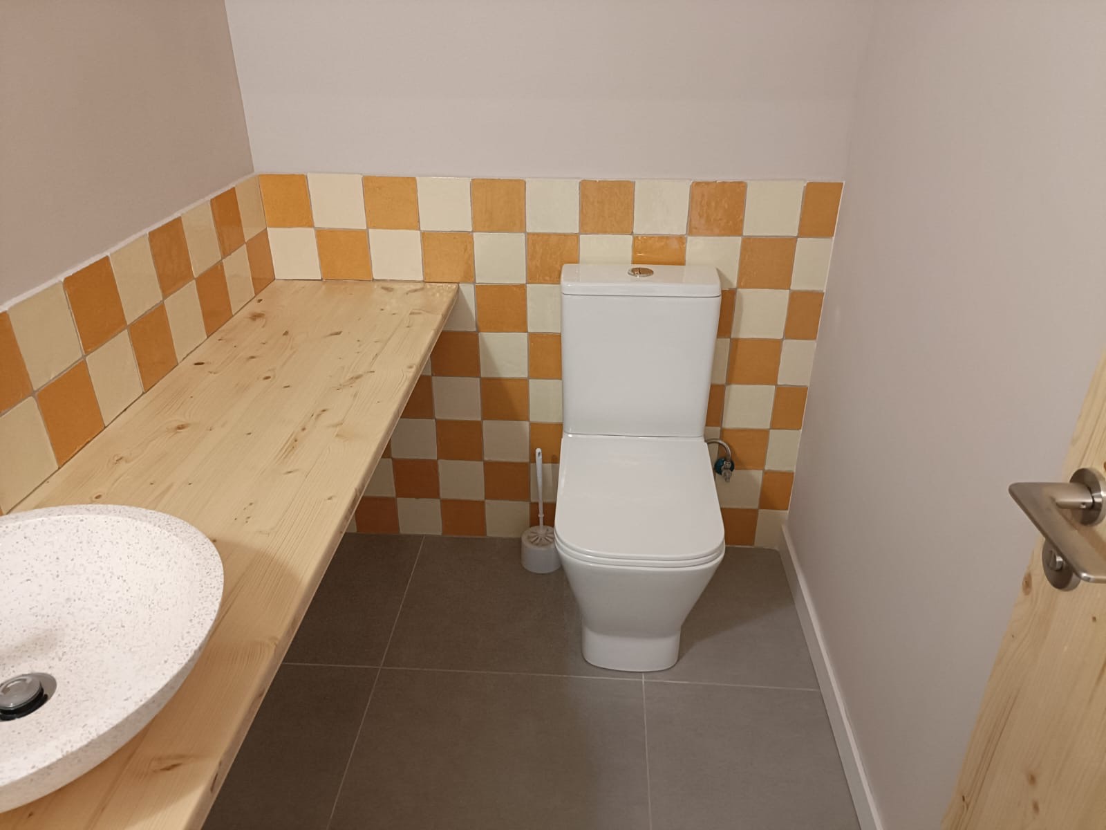 Baño con azulejo bicolor a medida