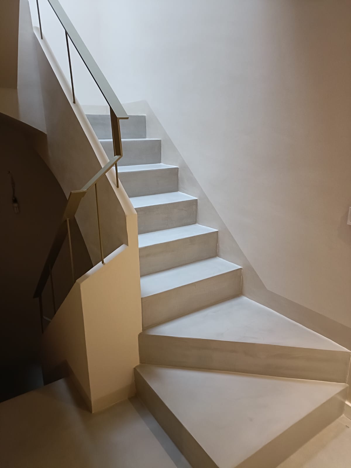Escalera revestida en microcemento